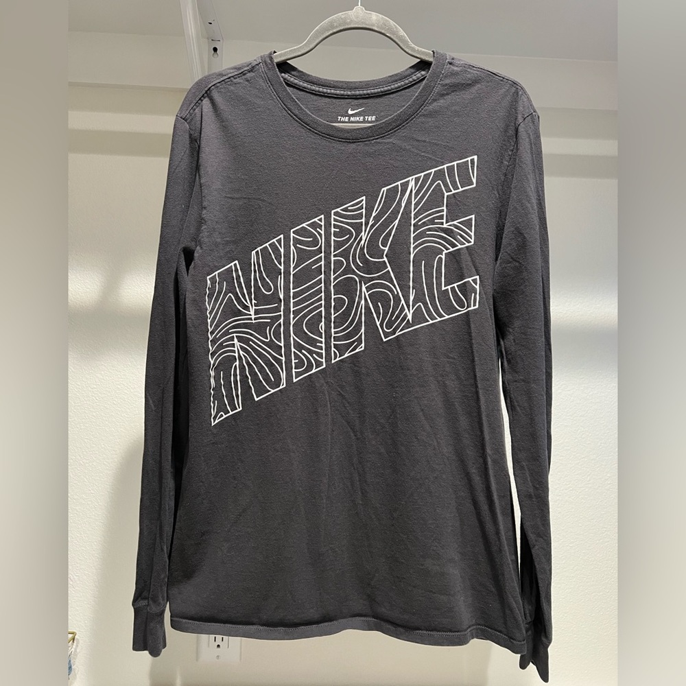The Nike Tee Long Sleeve Grey Size Medium Athletic Fit‎